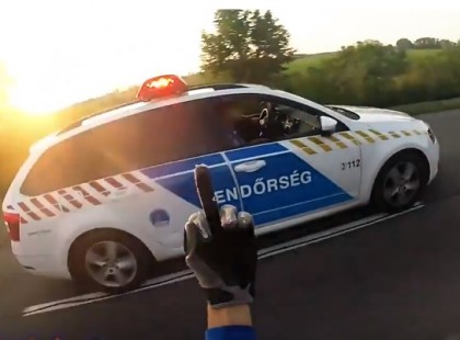 Egykerekezve intett be a magyar Rendőröknek a motoros.VIDEÓ