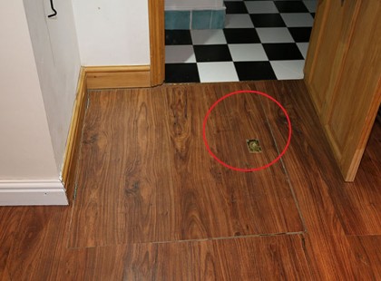 Talált egy rejtett csapóajtót az új házában: hátborzongató helyiség tárult fel előtte