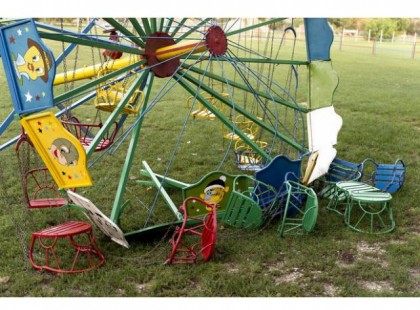 Gyerekekkel együtt borult fel egy körhinta Téten,több gyermek megsérült – fotók