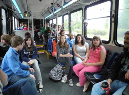 DÖBBENET, HOGY MENNYIRE POFÁTLANOK EZEK A MAI FIATALOK! EZEK A DIÁKOK A BUSZON A FÜLEM HALLATÁRA ÓCSÁROLTÁK A SAJÁT SZÜLEIKET, EZÉRT! MÁR EGY MINIMÁLIS TISZTELET SEM JÁR EGY SZÜLŐNEK?!