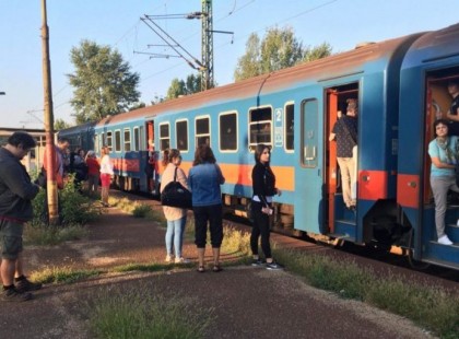 Videón ahogy a MÁV hülyének nézi az utasait – Felháborító!