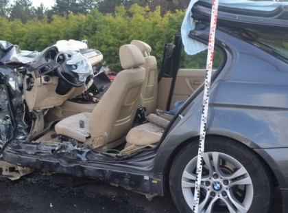 Esélye sem volt annak a 22 éves lánynak, aki ma frontálisan ütközött ezzel a BMW-vel. A helyszínen szörnyethalt..