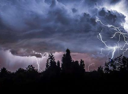 Sajnos nem örülhetünk sokáig a visszatérő nyári melegnek: hidegfront tör be az országba