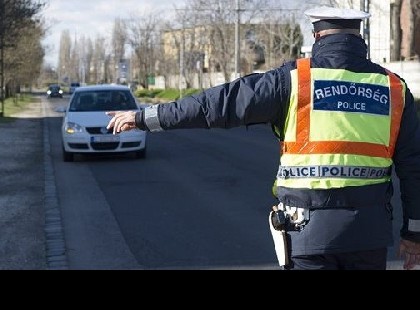 Nem rég érkezett! Mindenkire vonatkozik a bejelentés! A rendőrök a mai naptól AZONNAL a HELYSZÍNEN elveszik a vezetői engedélyünket! Nyomj egy megosztást, hogy minél többen tudjanak róla