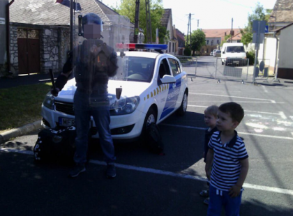 Ő az a két kisfiú, akivel tegnap olyan dolgot tett a magyar rendőr, amit feltétlen tudniuk kell nem csak a feletteseinek, hanem az egész országnak! - Legyetek kedvesek osszátok meg mindenképp!