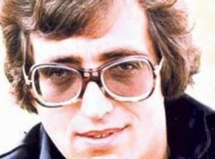 34 éve ezen a napon 37 évesen szívrohamban meghalt Máté Péter énekes, zeneszerző a huszadik századik egyik legkiemelkedőbb zenei tehetsége. Feleségével Dékány Saroltával, valamint az Expressz együttessel is dolgozott együtt. Életében mindössze 4 lemeze jelent meg, halála óta több mint 20. A mai napig nagyon szeretem a dalait. A tiszteletére elhoztunk most egyet közülük... egy igazán szívmelengető nagy kedvenc szóljon most: