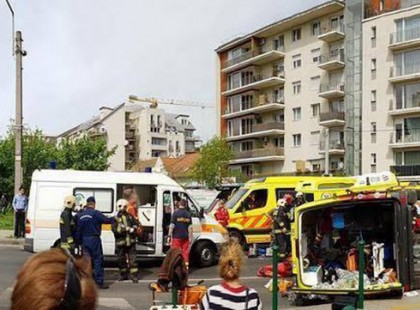 Videók S.O.S! Borzalmas tragédia történt!! Két órával ezelőtt egy 72 éves nénit és 12 éves unokáját ütötték el az utcán - A sofőr lassítás nélkül továbbhajtott, a rendőrség nyomravezetői díjat tűzött ki ERRE az autósra! Kérlek szépen segítsetek megtalálni a gázolót!!