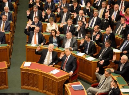 Bohócot csinálnak a parlamentből: röhejes országgyűlési határozati javaslatot nyújtott be a Fidesz