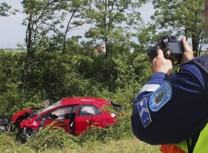 BORZALMAS balesetünk volt ma hajnalban és a vétkes szó nélkül tovább hajtott! Keressük a TBL forgalmi rendszámú fehér Mercedes terepjáró tulajdonosát! Kérek szépen benneteket , hogy segítsetek egy megosztással!