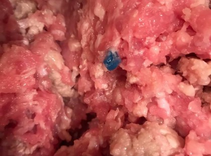 Vettünk ma darálthúst az Auchanban, amikor elkezdtük pirítani, EZT a meglepetést találtuk benne. Tudja mi ez?