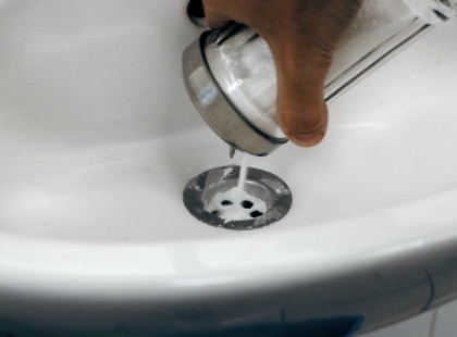 Furcsa praktikája van a szomszéd öreg hölgynek. Azt hittem bolond, de aztán én is kipróbáltam! TÉNYLEG MŰKÖDIK!