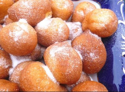 Így készül a magától megforduló 10-perces bögrés pillefánk!