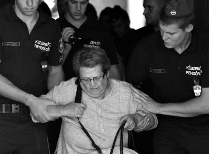 Ezért lakoltatták ki drága Édesanyámat! Kérlek szépen támogassátok őt néhány jó szóval, hogy érezze sokan vagyunk mellette!