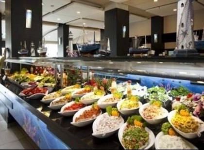 Ezt etetik meg veled a szállodákban, azt már el sem merte mondani, mi van a tortában