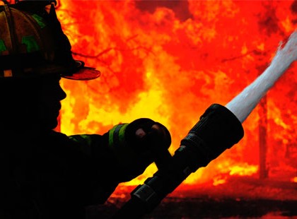 Most ér­ke­zett: me­ne­kí­tik az em­be­re­ket Bu­da­pes­ten, ha­tal­masra csap­tak a lán­gok