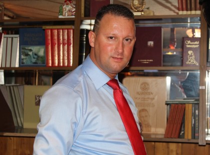 Alekosz totál kész van – elhagyja az országot –, viszont olyasmit írt, ami mellett nem lehet elmenni szó nélkül