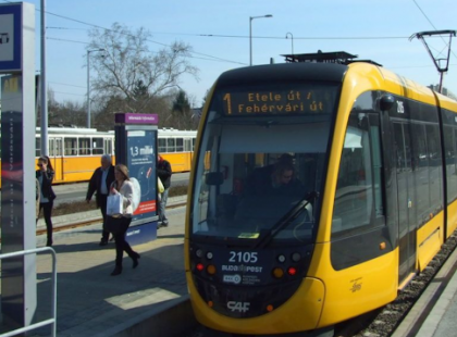 Ma a szemem láttára, a hatalmas csomagjaival felpakolt nő, lelökte a mankóval közlekedő utast a villamosról - Figyeljétek a sofőr reakcióját!