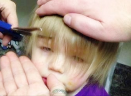 Ennek a kislánynak a frizuráját még felnőtt modellek is megirigyelhetnék! És mindezért köszönet illeti a papát!