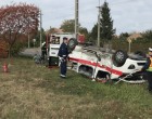 Már három halottja van a tiszafüredi horrorbalesetnek – Itt vannak az első helyszíni fotók a felborult betegszállítóról