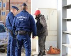 Bilincsben vitték el a volt mérnököt, aki hajléktalan életmódra kényszerült Gödöllőn. A bácsi sírva könyörgött, de senkit nem érdekelt. Mutatjuk a részleteket: - Ugyan kérjük ossza meg, aki szerint ez már túlmegy minden határon!