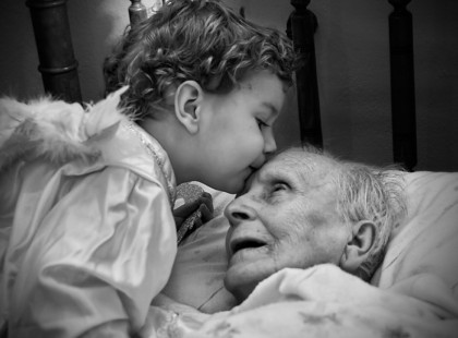 Szeresd! Amikor azon gondolkozol, hogy egyre idősödő szülőd ápolását idegenre bízod, emlékezz egy pillanatra: ki várt haza kitárt karokkal az iskolából? Ki volt az, aki megdicsért az első piros pontért?