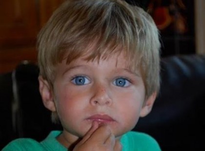 Tegnap megpróbálták a kisfiamat egy kiscicával elcsalni egy fekete furgonba.Reszketve mondta el Edina, hogy mi történt a fiával