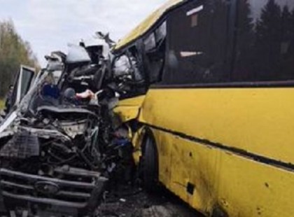 Most érkezett! Súlyos buszbaleset: szemből rohant az utasokkal teli járműbe a kisbusz, sok halott!