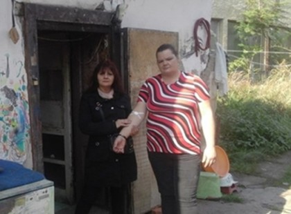 Az apa mozgássérülten is dolgozik, az anya vérplazmát ad, hogy segítsen, ennek ellenére így 