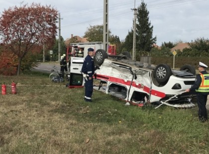 Már három halottja van a tiszafüredi horrorbalesetnek – Itt vannak az első helyszíni fotók a felborult betegszállítóról