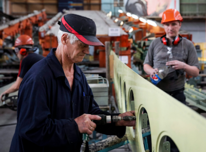 FRISS! AZ 50 ÉV FELETTIEKNEK, CSAK HETI HÁROM NAPOT KELLENE DOLGOZNIUK! TI MIT GONDOLTOK ERRŐL? EZ AZ OKA: