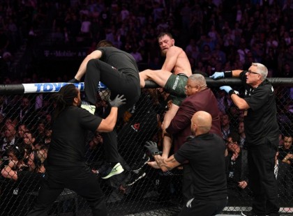 McGregor királyt „megfojtották”, majd kiugrott a ringből mindenki ütött, akit ért...