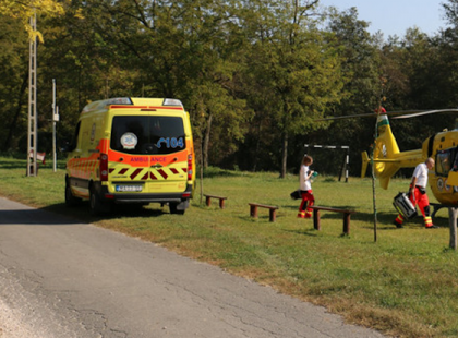 Borzalmas tragédia történt velünk tegnap! Egy figyelmetlen postás, halálra gázolta a 2 éves kisfiamat! Most a mentőhelikopterben ülőknek szeretnék üzenni! Könyörgöm osszátok, hogy enyhülhessen a fájdalmam!