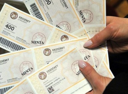 Egyszeri 15 ezer forintos Erzsébet utalvány és készpénz jár édesanyáknak és nyugdíjasoknak!