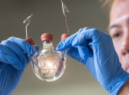 Ez a víz alapú szerkezet fillérekért képes lesz előállítani és tárolni az áramot. Jön az ingyen áram?