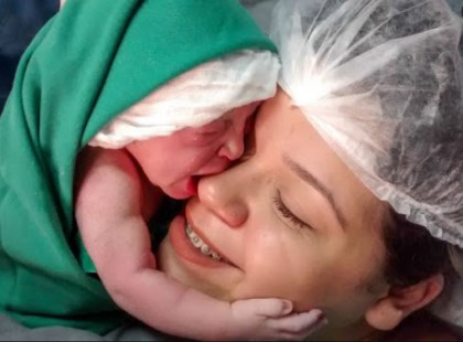 Az újszülött bébi nem akarja elengedni édesanyját a születése után! Itt a film, ami mindenkit elkápráztatott!