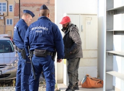 Bilincsben vitték el a volt mérnököt, aki hajléktalan életmódra kényszerült Gödöllőn. A bácsi sírva könyörgött, de senkit nem érdekelt. Mutatjuk a részleteket: - Ugyan kérjük ossza meg, aki szerint ez már túlmegy minden határon!