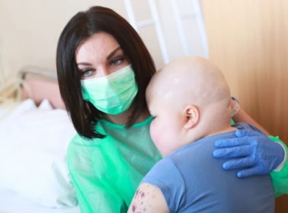 A haldokló kis Dorka utoljára azt kérte Rúzsa Magditól énekeljen neki!Elképesztő, amit az énekesnő tett vele! Emberségből kitűnő!