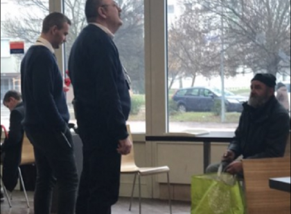 A Tesco biztonsági őrei odamentek az idős hajléktalan bácsihoz, aki békésen üldögélt egy asztalnál és mindenki szeme láttára Ezt tették vele! Mit érdemel ez a két ember tettéért?