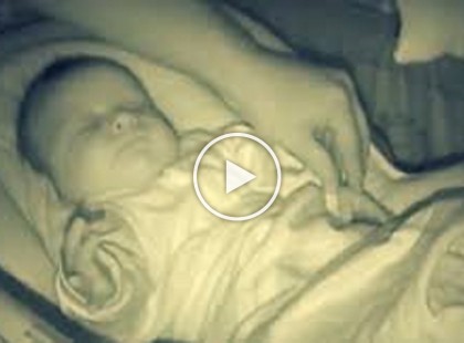 A baba aludt, a szülők benéztek hozzá, mikor meglátták, úgy döntöttek, hogy behozzák a kamerát!