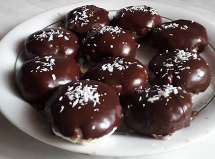 A hűtőben volt még egy kis túró, valami finomat akartam készíteni, íme a: Túrórudi bonbon!