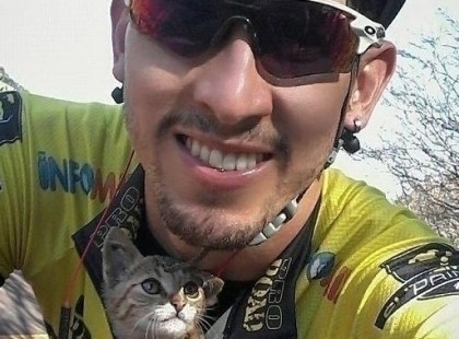 A kidobott kiscica így mondott köszönetet a kerékpárosnak, aki megmentette!