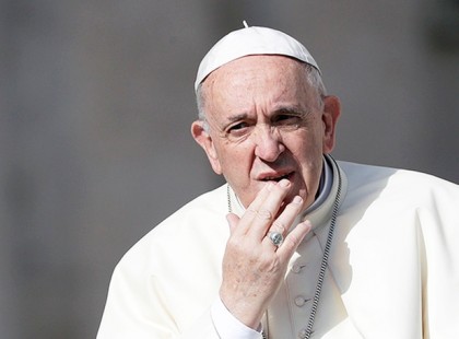 Erre vajon mit lép a pápa?