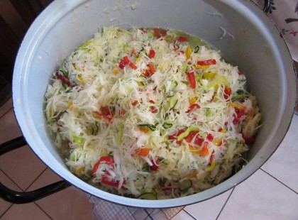 Káposzta, uborka, hagyma, reszeld le, tedd üvegbe és már készül is a csalamádé!