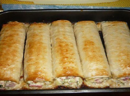 Vettem néhány tortilla lapot, megtöltöttem őket és 15 perc alatt elkészült a vacsora!