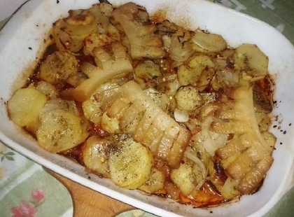 Betyárkrumpli (Ide süss!) – füstölt szalonnával, kolbásszal és hagymával!