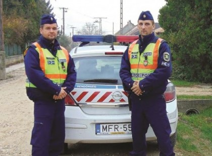 PÉLDÁTLAN! Olyat tett ez a kettő magyar rendőr, amire sokáig emlékezni fogunk! Az Isten áldja meg őket EZÉRT: - Ha egyetértesz, kérjük add tovább tettüket!