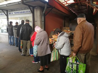 Idős asszony kiabál a férjével az újpesti piacon.. Oka azonban nem hétköznapi.. - Sírva olvastuk, hogy miért tette ezt.