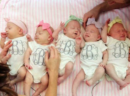 Ma lettek 1 évesek az 5-ös ikrek, akiknek édesanyjuk üzeneténél őszintébbet még nem olvastunk! ❤