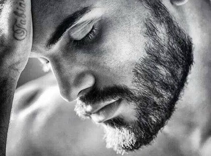 Egy ember hirtelen meghalt. Egyszer csak megpillantotta az Istent, ahogy közeledett egy bőrönddel a kezében