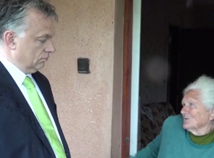 A miniszterelnök megkérdezte egy idős nénit, hogy hol vannak az unokái.. A néni olyat válaszolt, hogy le kellett keverni a felvételt